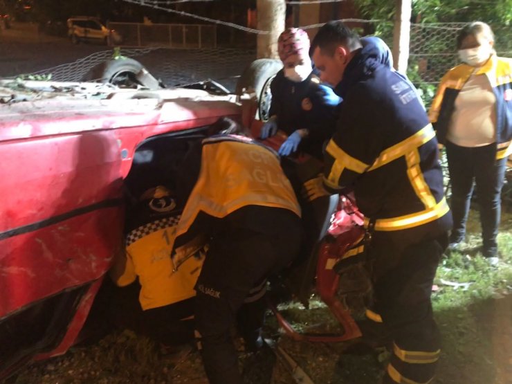 Otomobil bahçe duvarına çarptı: 2 ölü, 1 yaralı