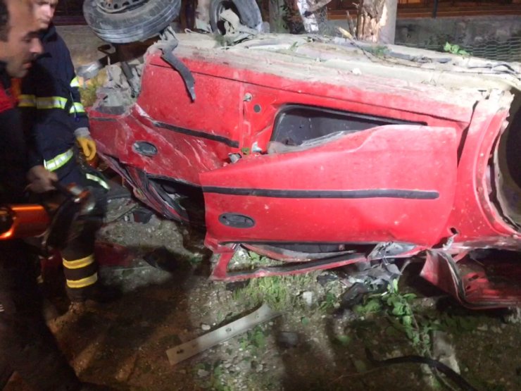 Otomobil bahçe duvarına çarptı: 2 ölü, 1 yaralı