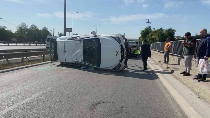 Otomobil ile çarpışan pikap takla attı