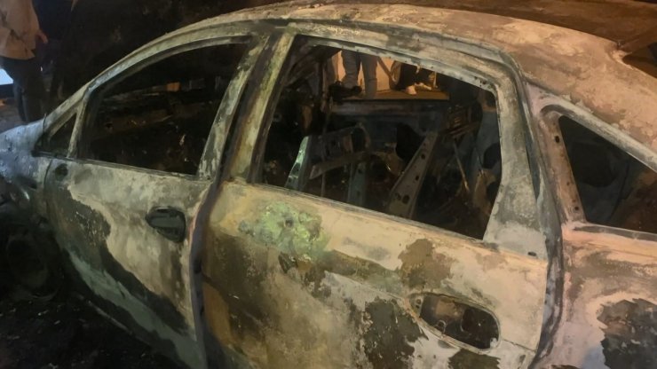 Otomobili kundaklayıp yanmasını bekledi