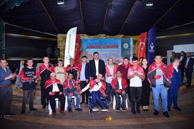 Özel askerler kınaları yakılarak askere uğurlandı