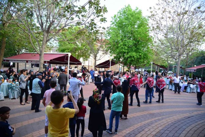 Özel askerler kınaları yakılarak askere uğurlandı