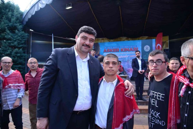 Özel askerler kınaları yakılarak askere uğurlandı