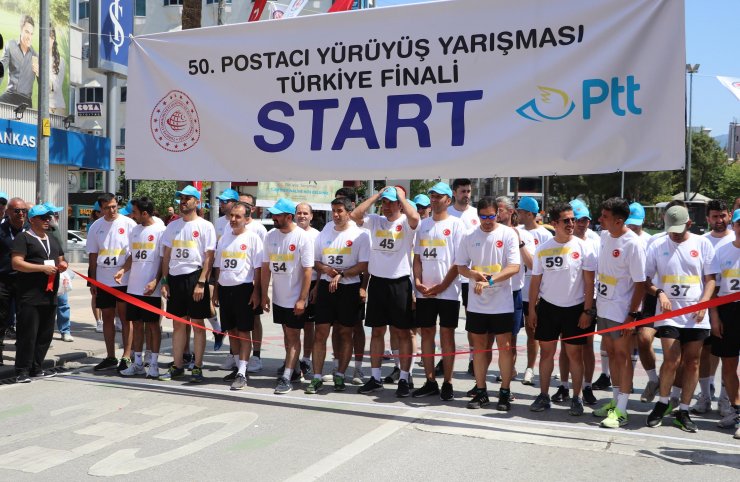 Postacılar dereceye girebilmek için yürüyüş yarışmasında ter döktü