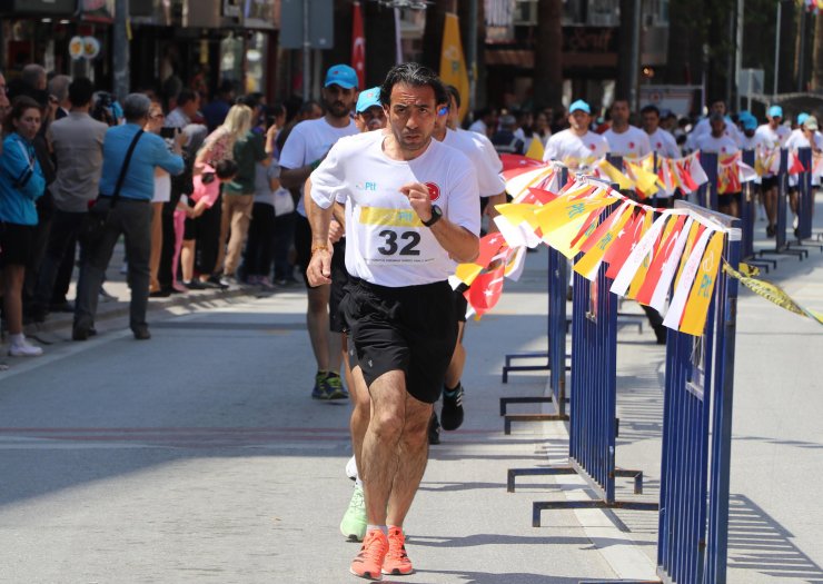 Postacılar dereceye girebilmek için yürüyüş yarışmasında ter döktü