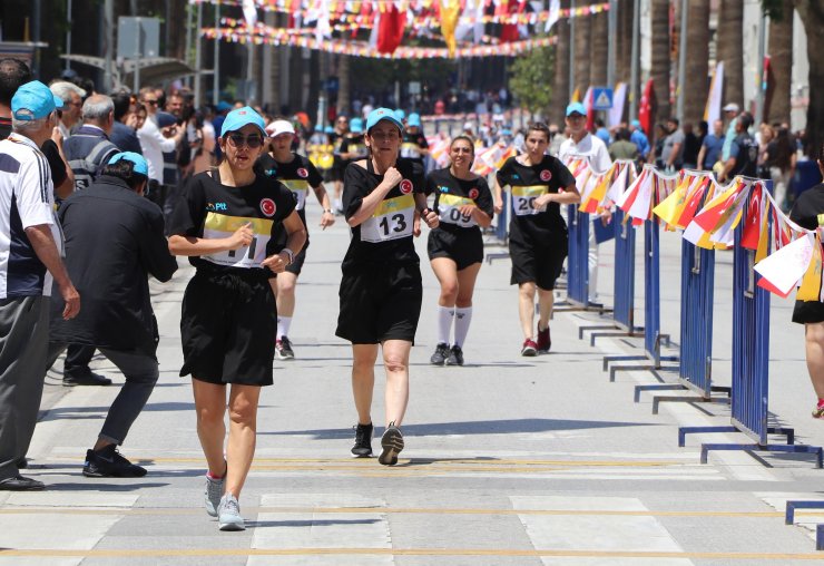 Postacılar dereceye girebilmek için yürüyüş yarışmasında ter döktü