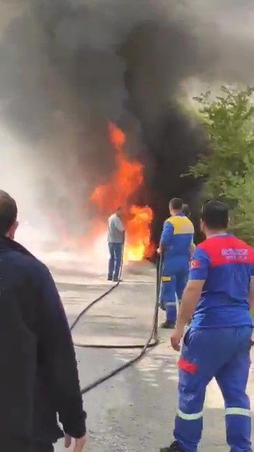 Seyir halindeki TIR alev alev yandı