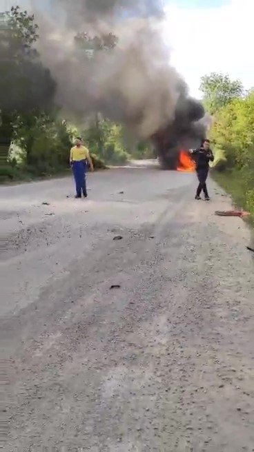 Seyir halindeki TIR alev alev yandı