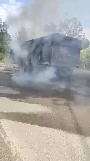 Seyir halindeki TIR alev alev yandı