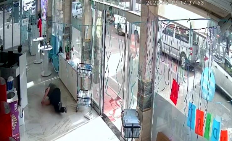 Tamir yapan işçinin elektrik akımına kapıldı