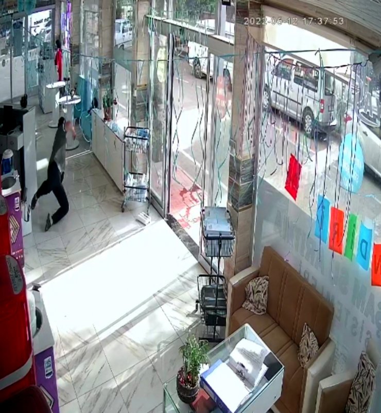 Tamir yapan işçinin elektrik akımına kapıldı