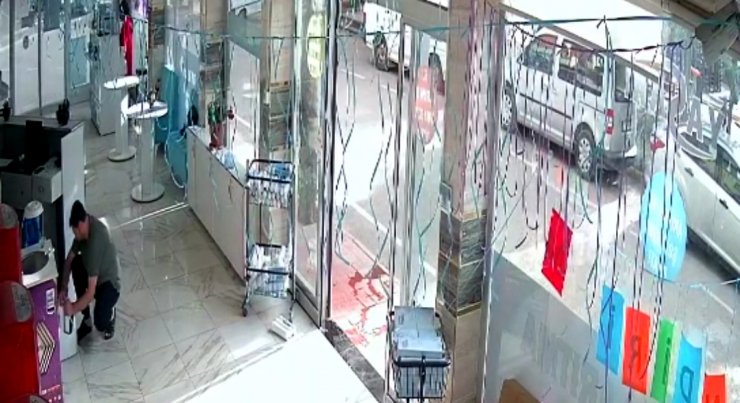 Tamir yapan işçinin elektrik akımına kapıldı