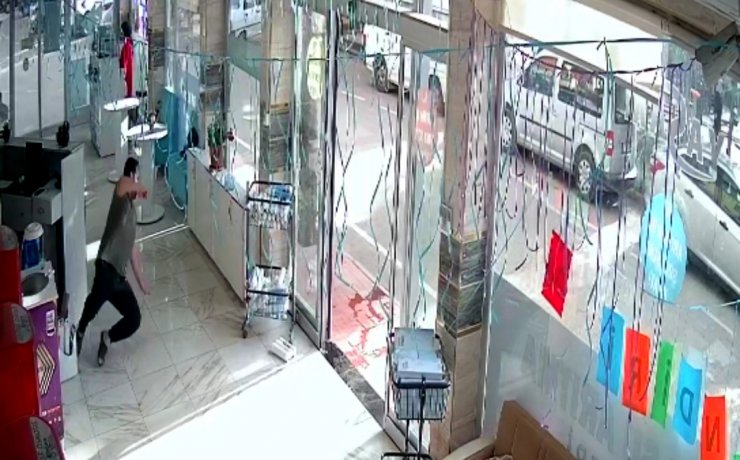 Tamir yapan işçinin elektrik akımına kapıldı