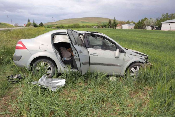Tarlaya uçan otomobilin sürücüsü hayatını kaybetti