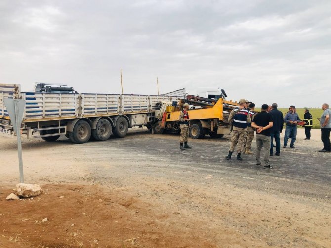 Vinç tırla çarpıştı: 3 yaralı