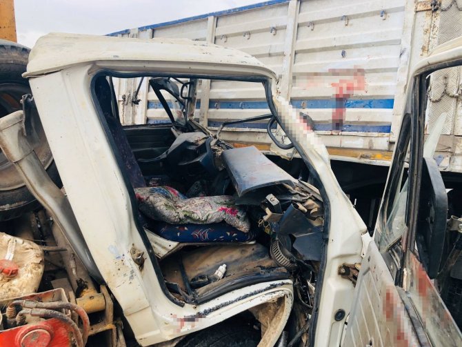 Vinç tırla çarpıştı: 3 yaralı