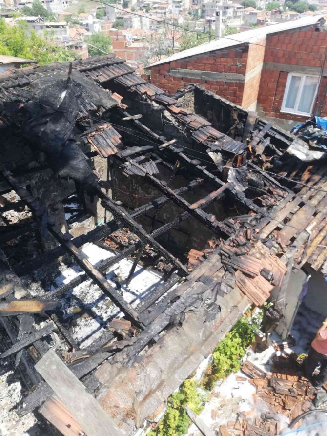 Yanan evde mahsur kalan engelli vatandaşı itfaiye kurtardı