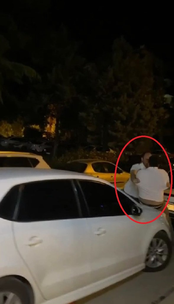 Yanındaki kadını sokakta darbetti, tekme tokat dövüldü