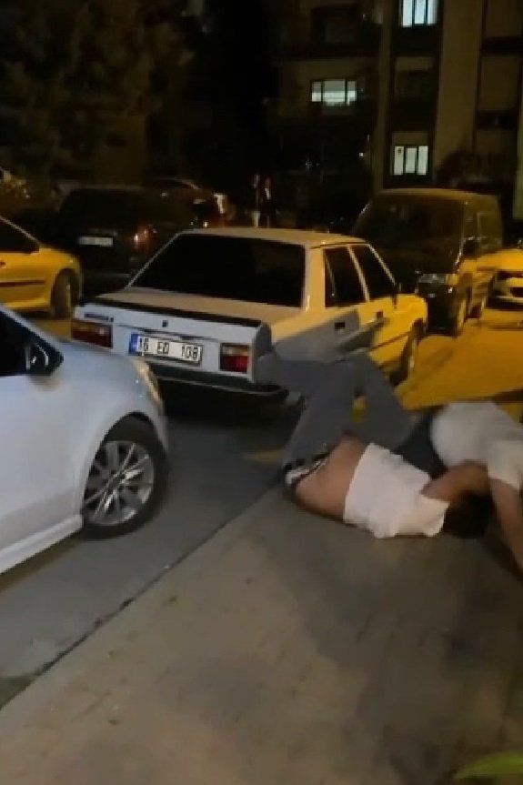 Yanındaki kadını sokakta darbetti, tekme tokat dövüldü
