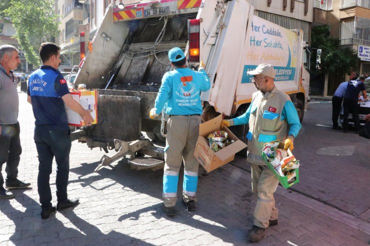 Yere dökülen biberleri satışa sunan esnafa ceza