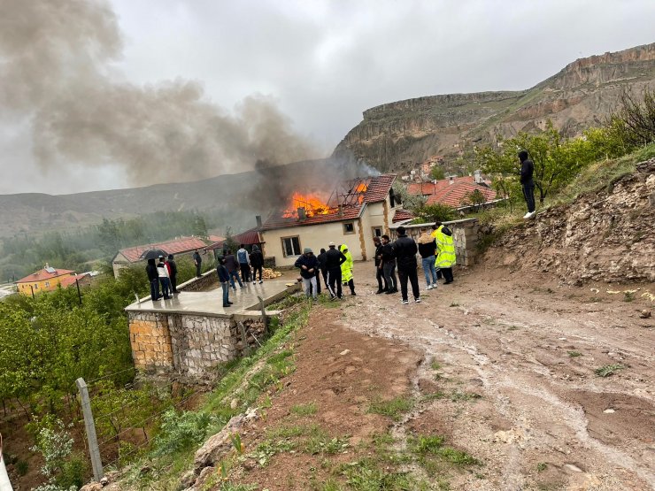 Yıldırım düşen evin çatısı yandı