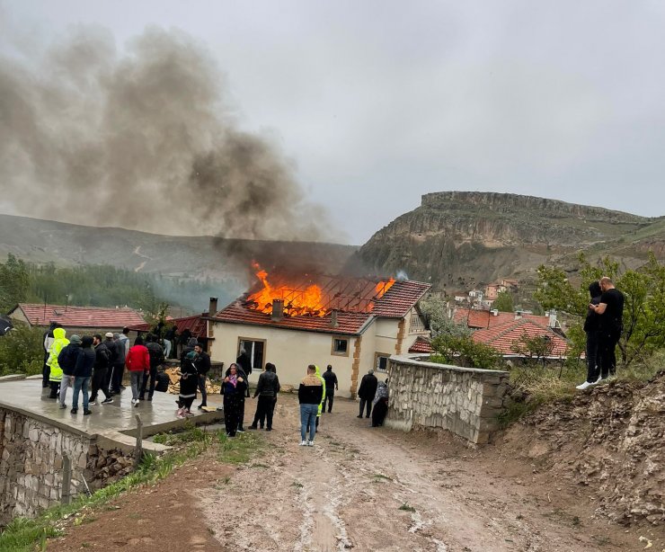 Yıldırım düşen evin çatısı yandı