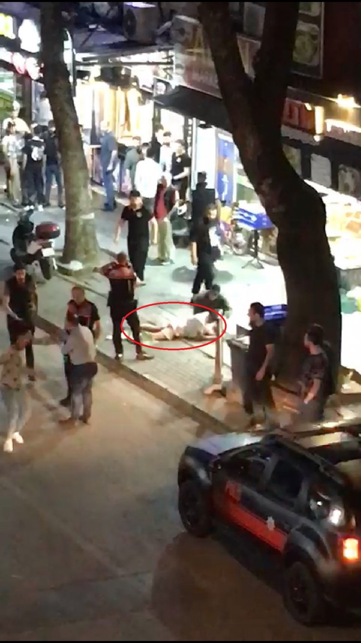 Yolda yürürken bıçaklandı