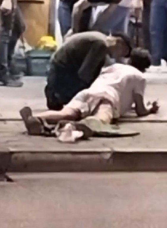 Yolda yürürken bıçaklandı