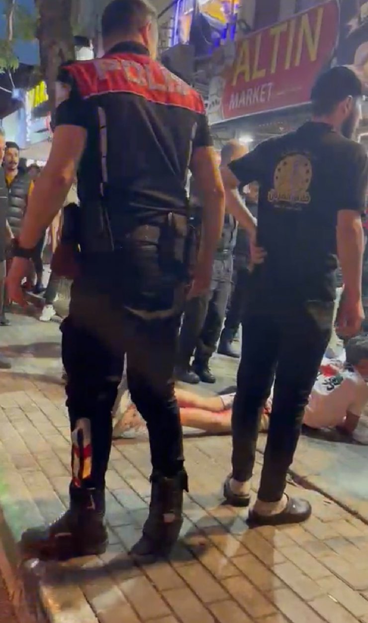 Yolda yürürken bıçaklandı