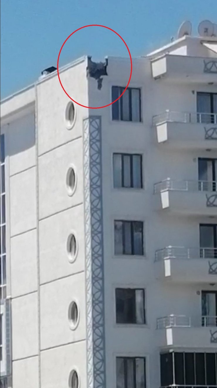 8 katlı binaya düşen yıldırım hasara neden oldu