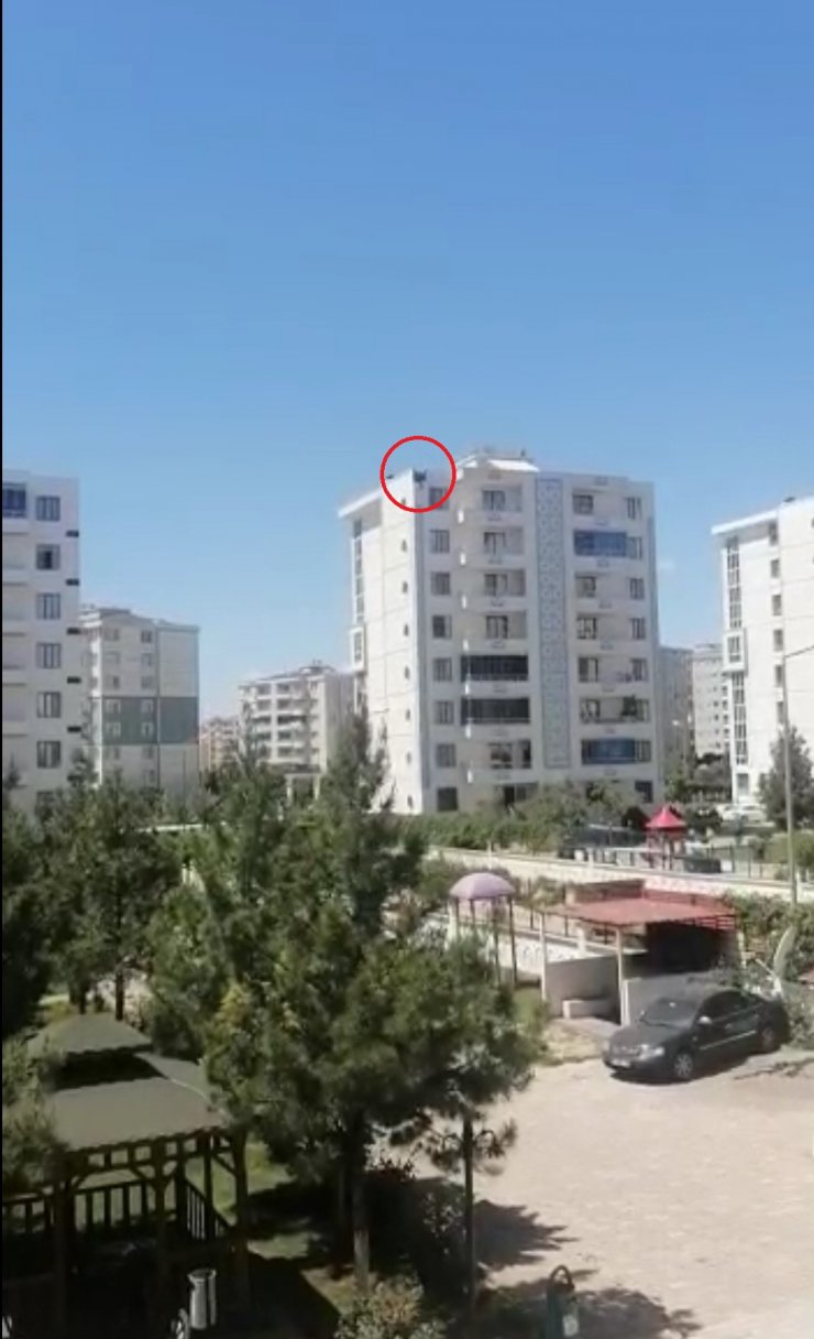 8 katlı binaya düşen yıldırım hasara neden oldu