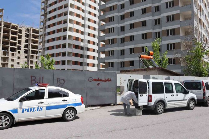 9’uncu kattan atladı, ağır yaralandı