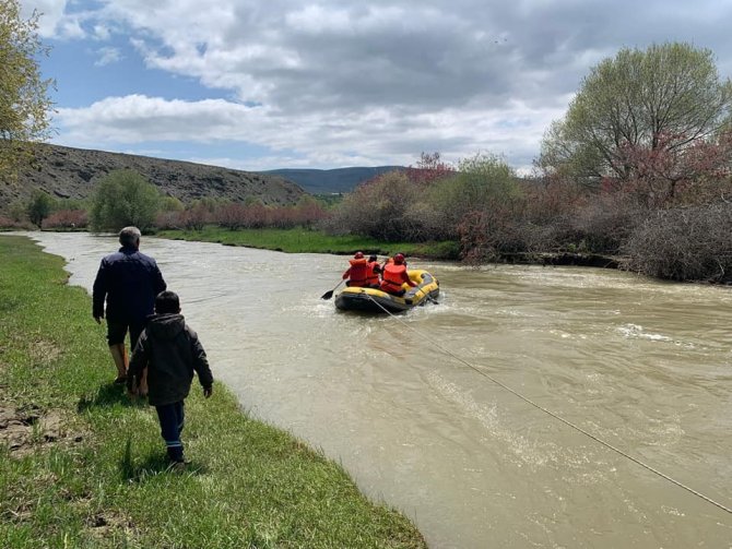 Adacıkta mahsur kalan 16 büyükbaş hayvan kurtarıldı