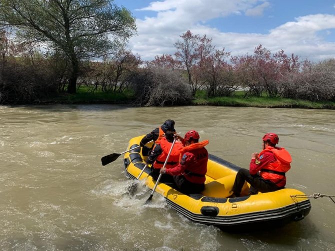 Adacıkta mahsur kalan 16 büyükbaş hayvan kurtarıldı