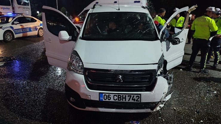 Akaryakıt istasyonu girişine çarpan aracın sürücüsü alkollü çıktı