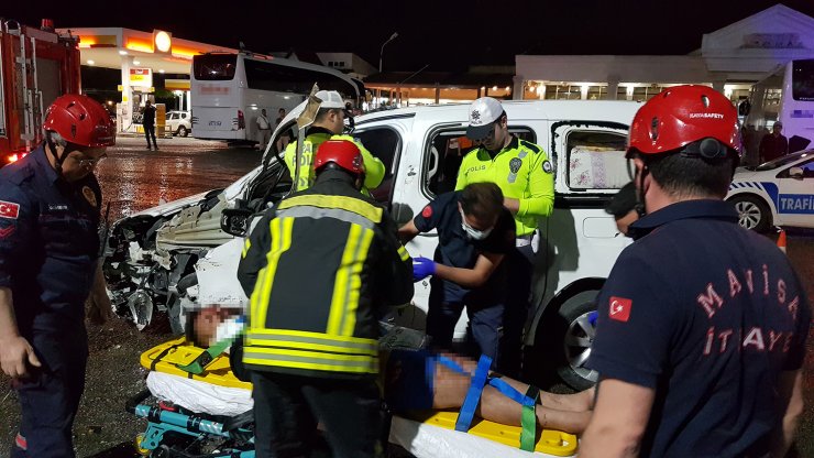 Akaryakıt istasyonu girişine çarpan aracın sürücüsü alkollü çıktı