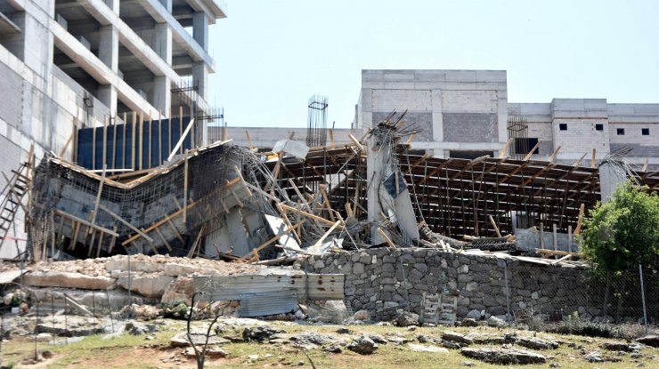 Apartman inşaatında çökme:  1'i ağır 3 işçi yaralı