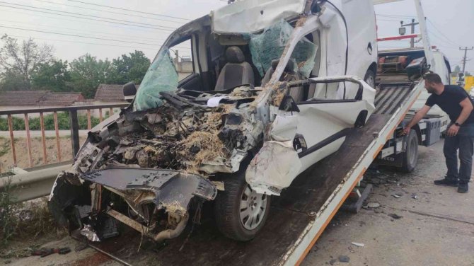 Araç sürücüsü ağır yaralandı