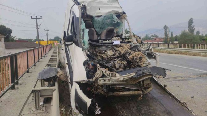 Araç sürücüsü ağır yaralandı