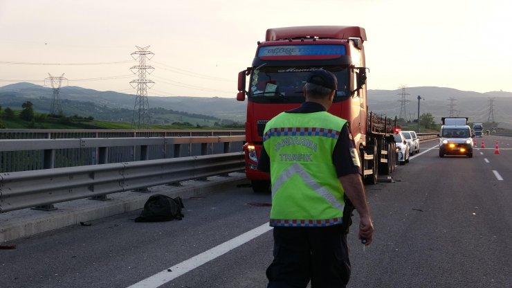 Arızalanan aracına bakan sürücüye TIR çarptı: 1 ölü