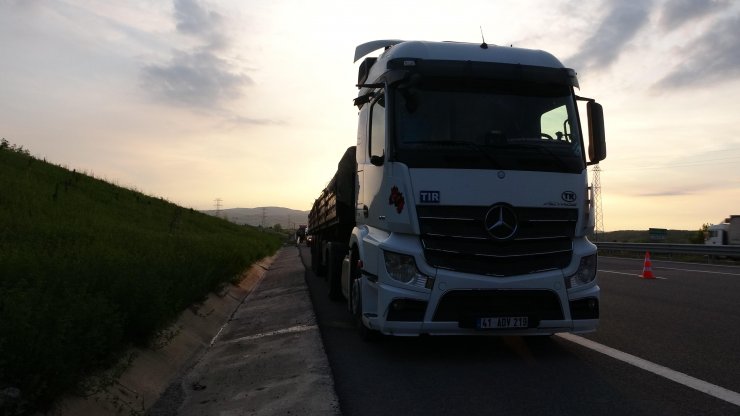 Arızalanan aracına bakan sürücüye TIR çarptı: 1 ölü