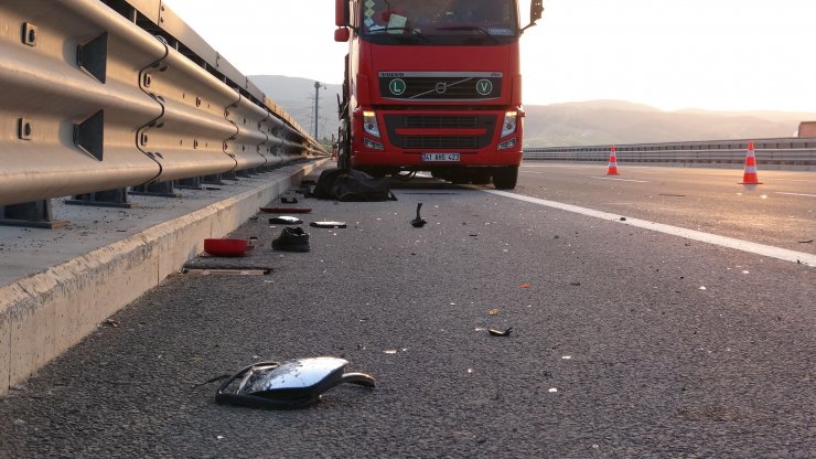 Arızalanan aracına bakan sürücüye TIR çarptı: 1 ölü