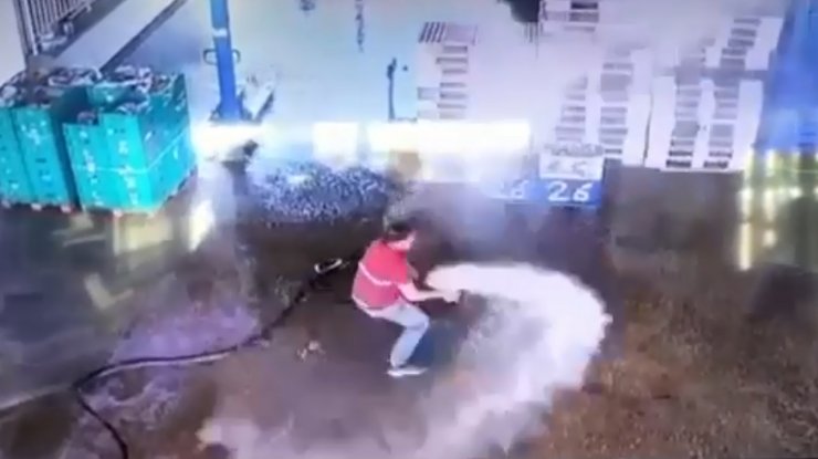 Arkadaşı basıncı artırınca hortumla temizlik yapan işçi zor anlar yaşadı
