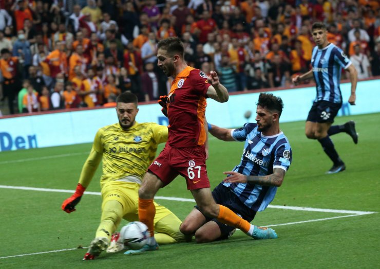 Aslan geriden gelip kazandı