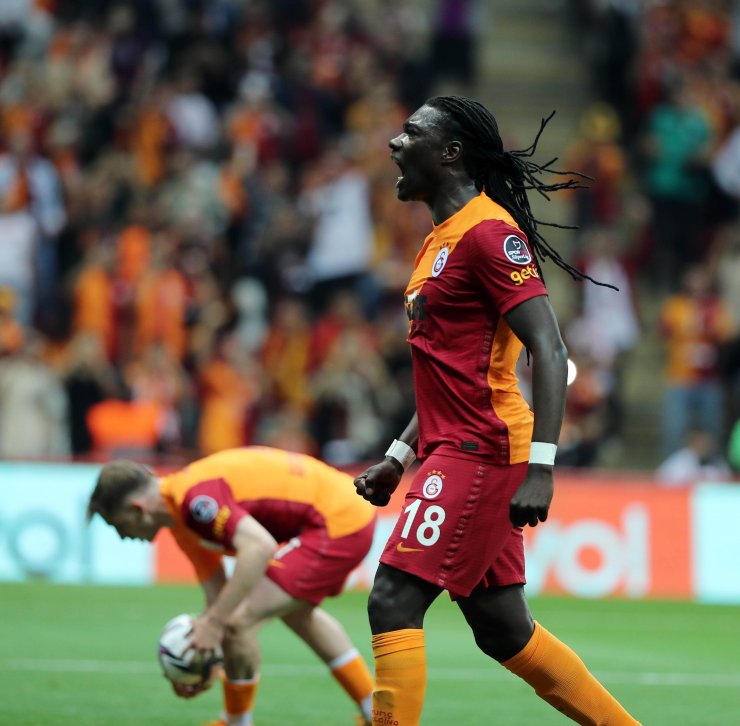 Aslan geriden gelip kazandı