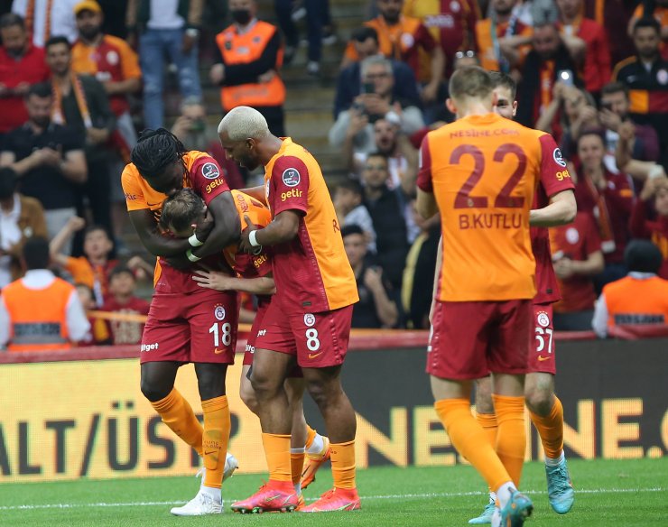 Aslan geriden gelip kazandı