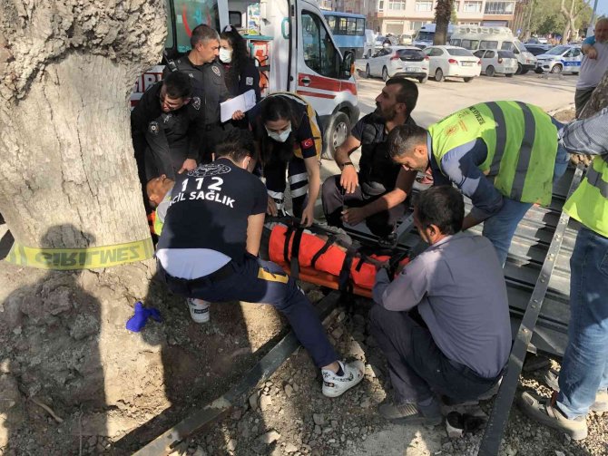 Bacağına demir tabela düşen işçi yaralandı