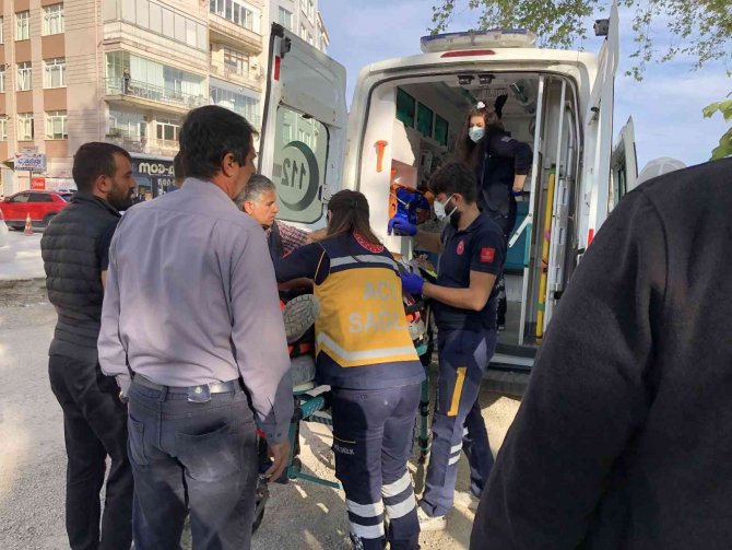 Bacağına demir tabela düşen işçi yaralandı