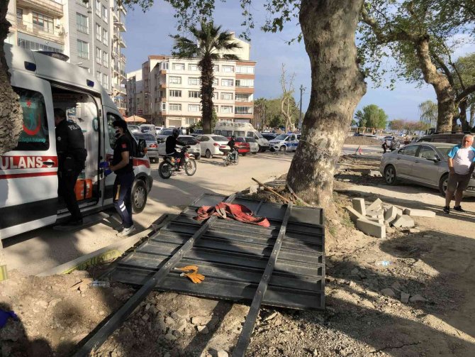 Bacağına demir tabela düşen işçi yaralandı