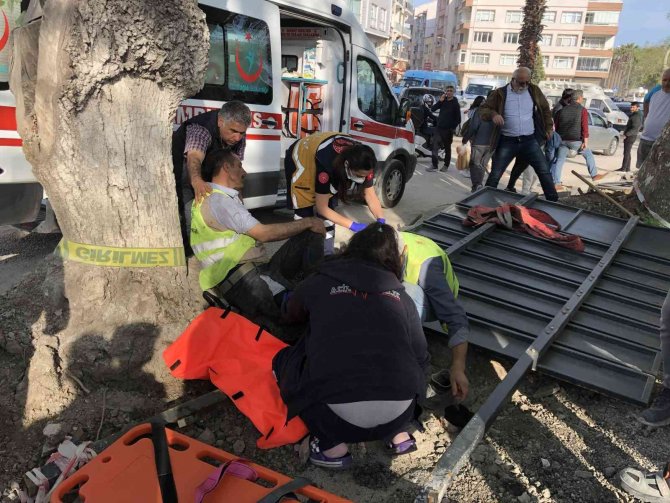 Bacağına demir tabela düşen işçi yaralandı